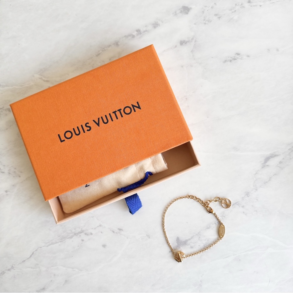 EUC Louis Vuitton LV and Me ‘S’ chain Bracelet Gold